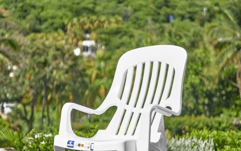 Variedad de colores y estilos en muebles de plástico en Panamá