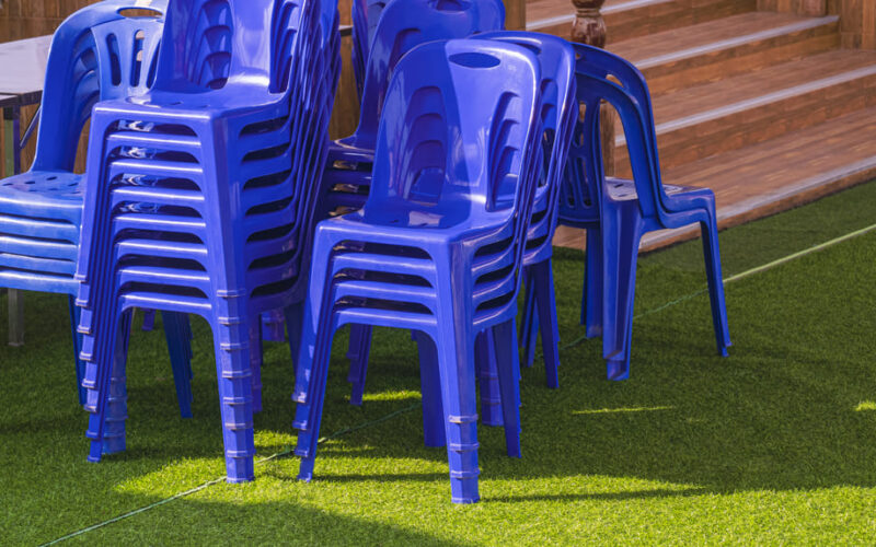 Cómo usar sillas plásticas en Aruba para balcones y terrazas